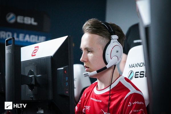 战歌起！Cat牛头顶飞王淞 呆呆大狗头两砍三杀 双方进决胜局